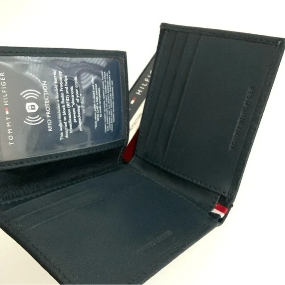 Tommy Hilfiger Leather Wallet & Valet